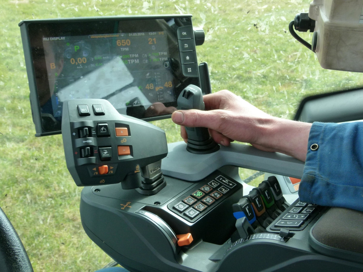 SmartTouch gives the operator a clear overview of all tasks in the tractor.
